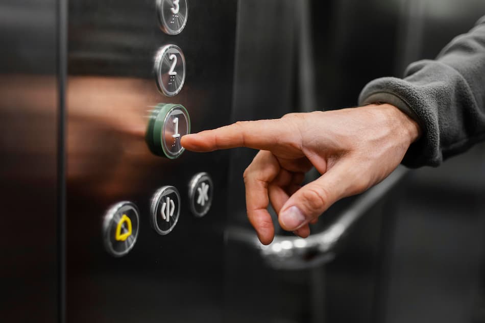 Es legal poner llave en un ascensor comunitario